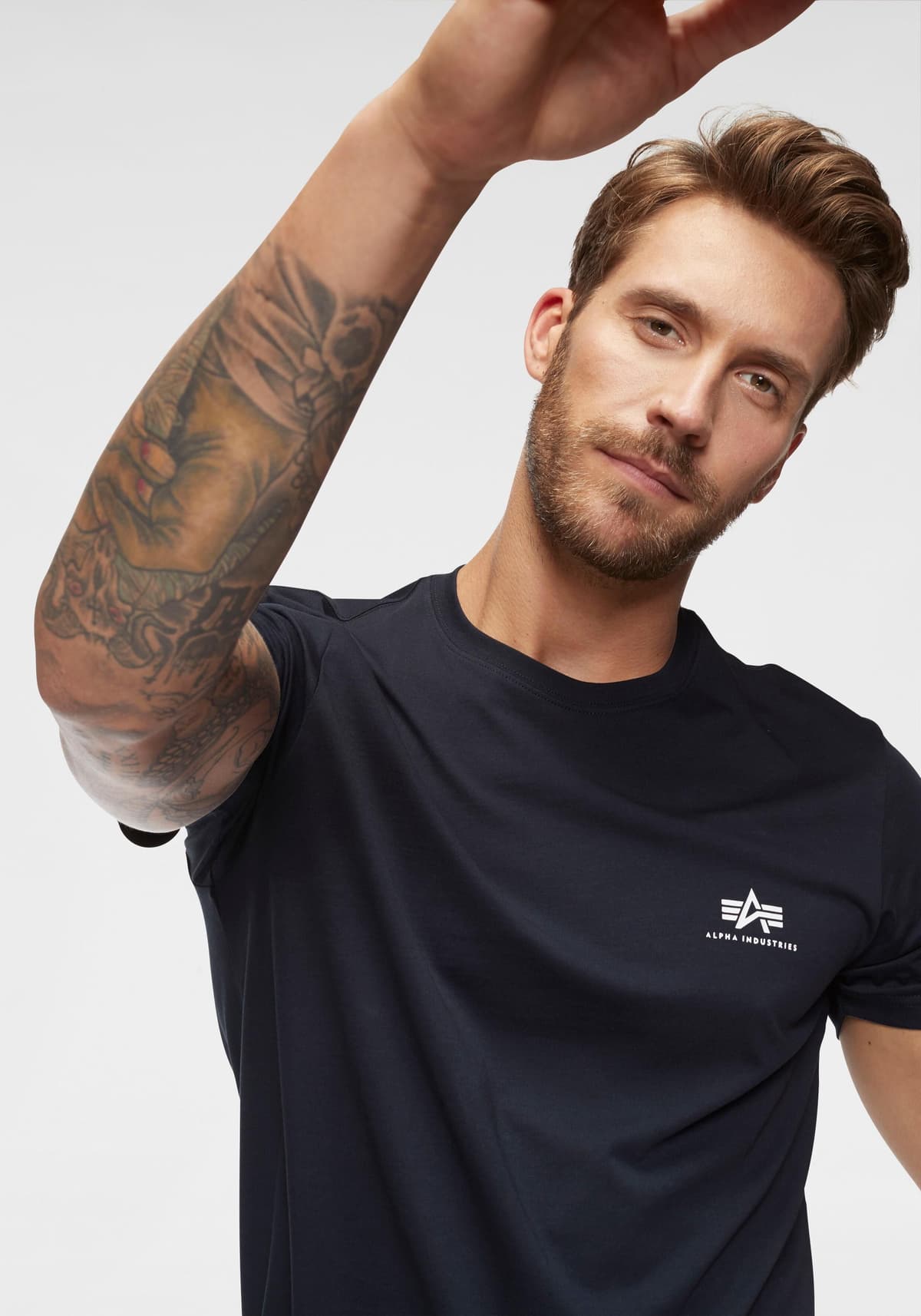 Rundhalsshirt ALPHA INDUSTRIES "BASIC T SMALL LOGO", Herren, Gr. M, blau (marine), Single Jersey, Obermaterial: 100% Baumwolle, bedruckt, schmal normal, Rundhals, gerader Abschluss, Shirts Rundhalsshirt, Baumwolle, regular fit marine M