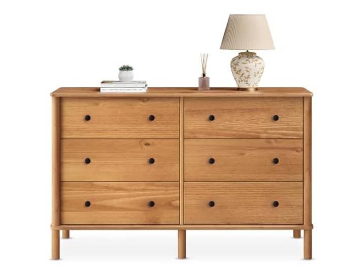 Kommode APOANA aus Massivholz mit 6 Schubladen, Eiche farben – Sideboard mit viel Stauraum für Kleidung und Accessoires, Schlafzimmer Kommode aus Holz mit Metallauszug und skandinavischem Design