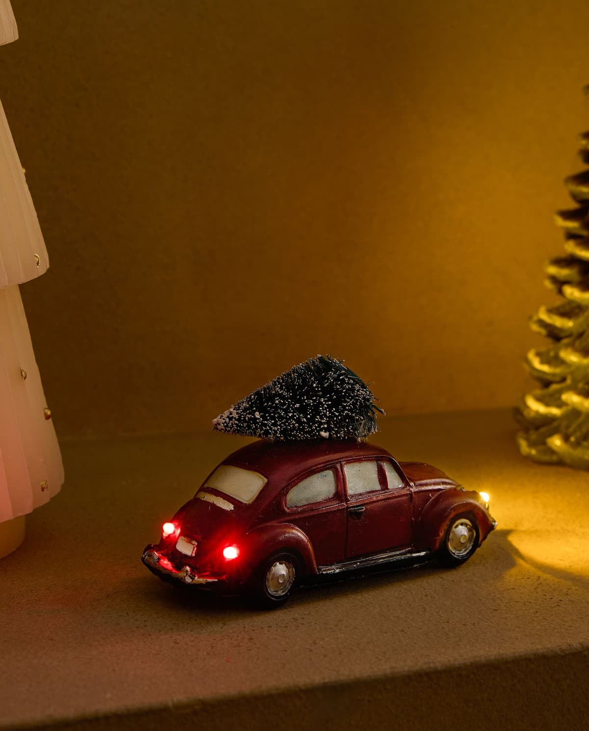 El Corte Inglés Coche con árbol con 4 luces LED Pueblo Navideño en miniatura Navidad. Multicolor