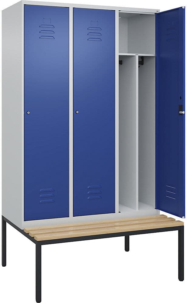 C+P Schwarz-Weiß-Spind Classic PLUS Sitzbank, schmal, 3 Abteile, verkürzte Trennwand mittig, lichtgrau / enzianblau, B 1200 mm, Zylinderschloss,