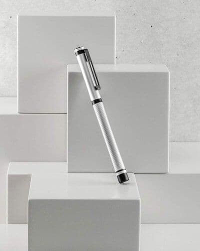 Penna roller STAIN in metallo nero, design geometrico, con gift box Personalizzate o neutre Branve