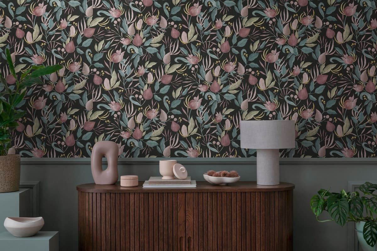 Vliestapete "Still Bloom – Florale Vliestapete", bunt (schwarz), B:0,53m H:0,02m L:10,05m, Vlies, COSMOLIVING BY COSMOPOLITAN, Tapeten, Vliestapete, Moderner Blütentraum mit sanfter Eleganz