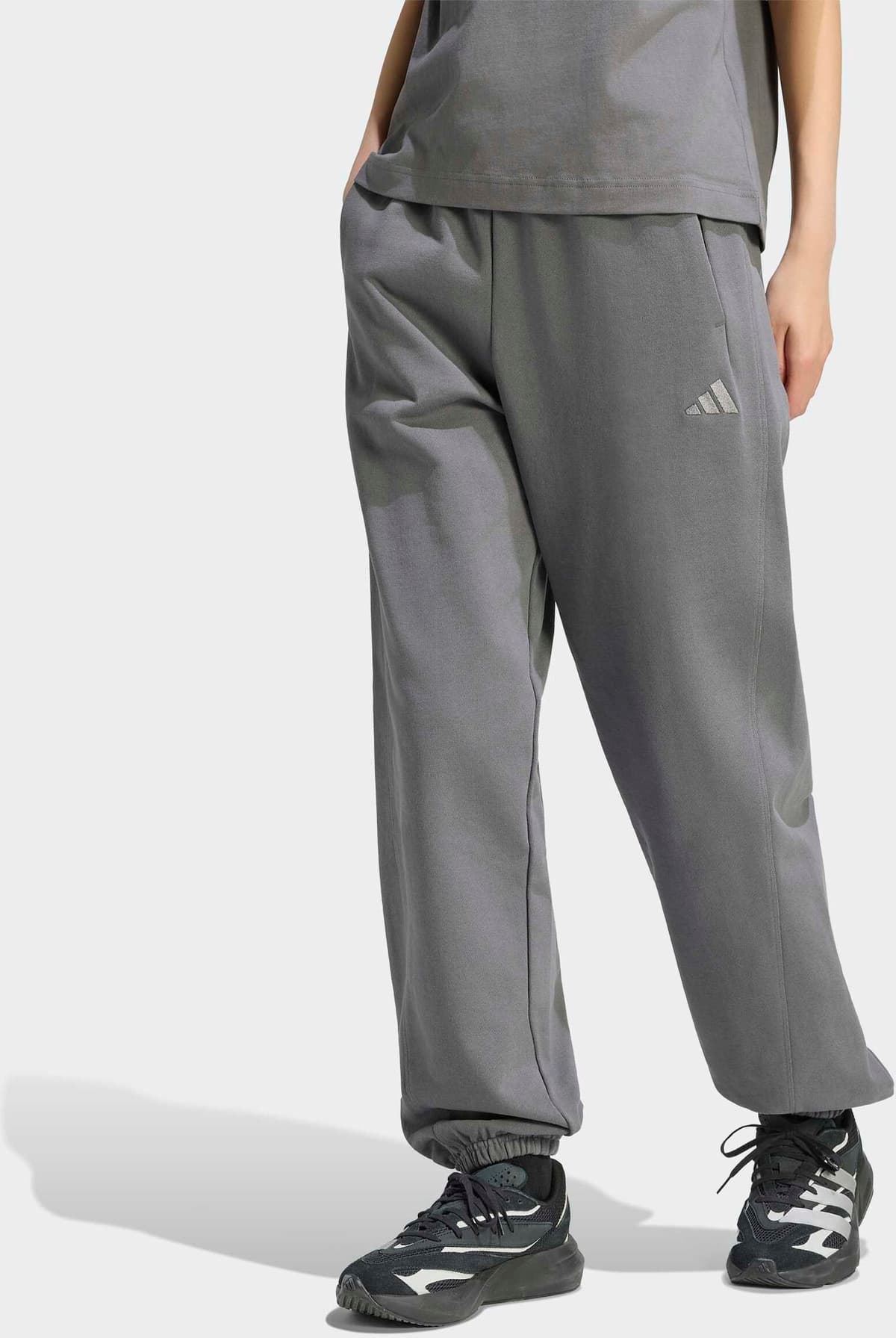 Sporthose ADIDAS SPORTSWEAR "ADIDAS KIT, LOCKER GESCHNITTEN, BÜNDCHEN, KLEINES LOGO", Damen, Gr. XS, N-Gr, grau (grau five, normal, gr.), Obermaterial: 100% Baumwolle, Hosen Sporthose, KIT Sporthose, schwere Premium-Qualität, robuste Stoffstruktur grau fi