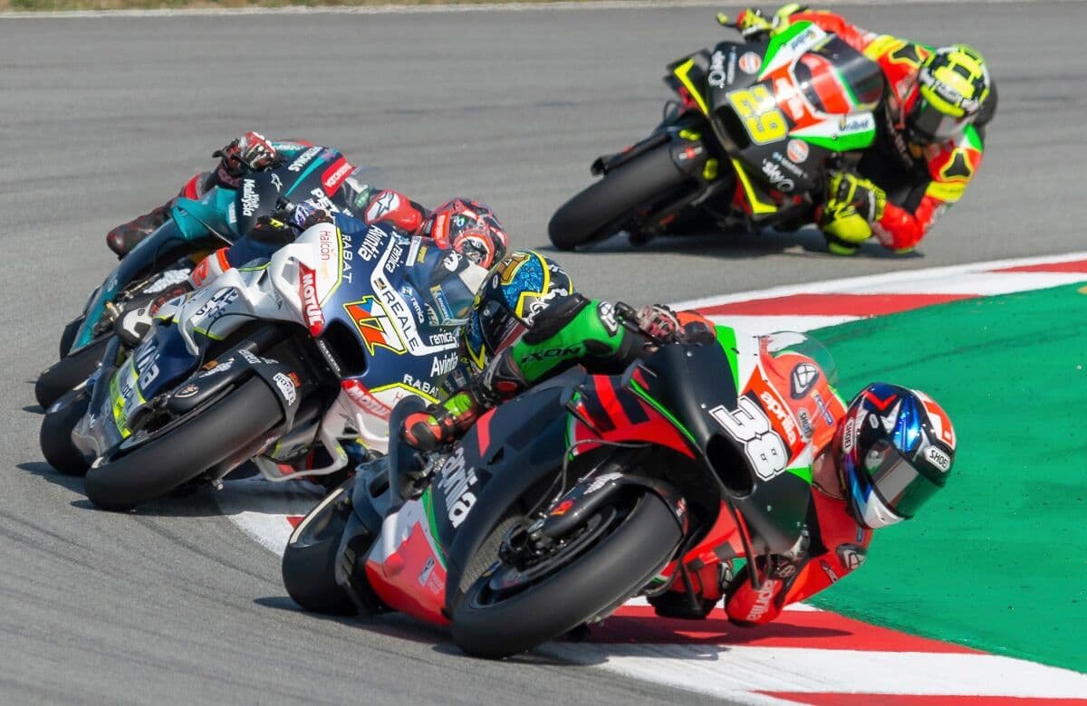 Fototapete PAPERMOON "BARCELONA MOTOGP-BRADLEY SMITH 500 CMÃ‚³ MOTORRAD WM XXL", bunt, B:4m L:2,6m, Vlies, Tapeten, Fototapete bunt B/L: 4m x 2,6m, Bahnen: 8 Stk.