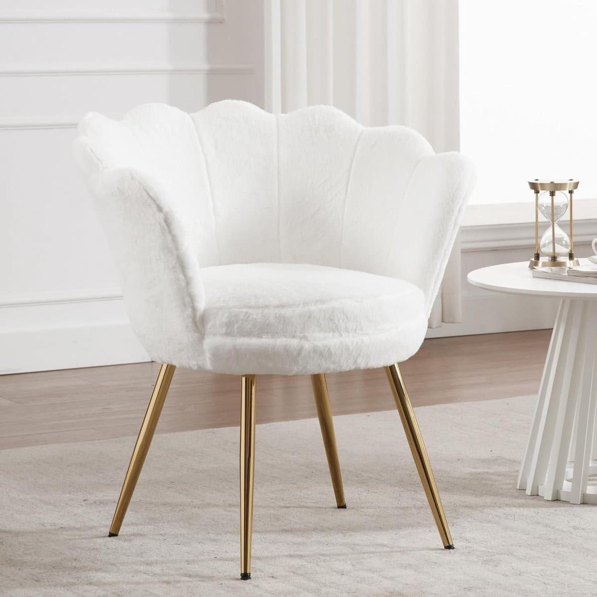 Witte fauteuil van imitatiebont met gouden poten - Lounge stoel - B/D/H: 42 x 44 x 76 cm