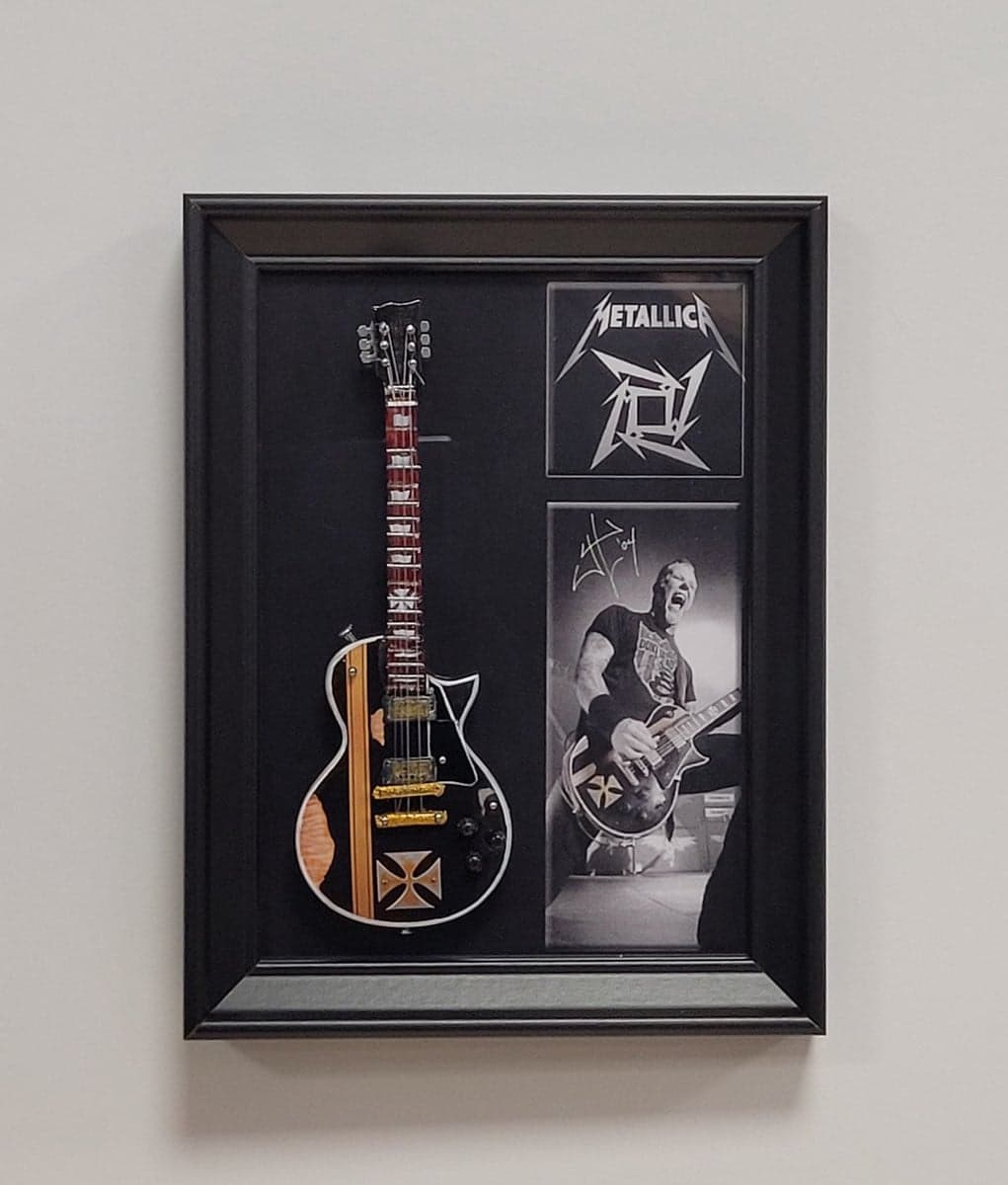 James Hetfield Metallica Miniatuur Gitaar met lijst wanddecoratie 20 x 15 cm