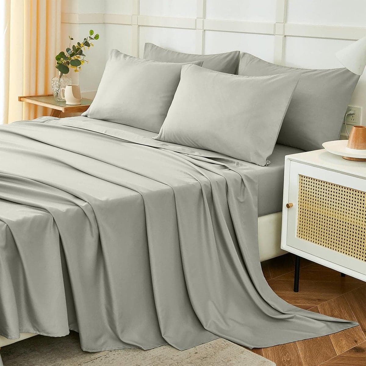 4-delige polyester bedset lichtgrijs met hoeslaken 180 x 200 cm, vlak laken 240 x 250 cm en 2 kussenslopen 50 x 80 cm