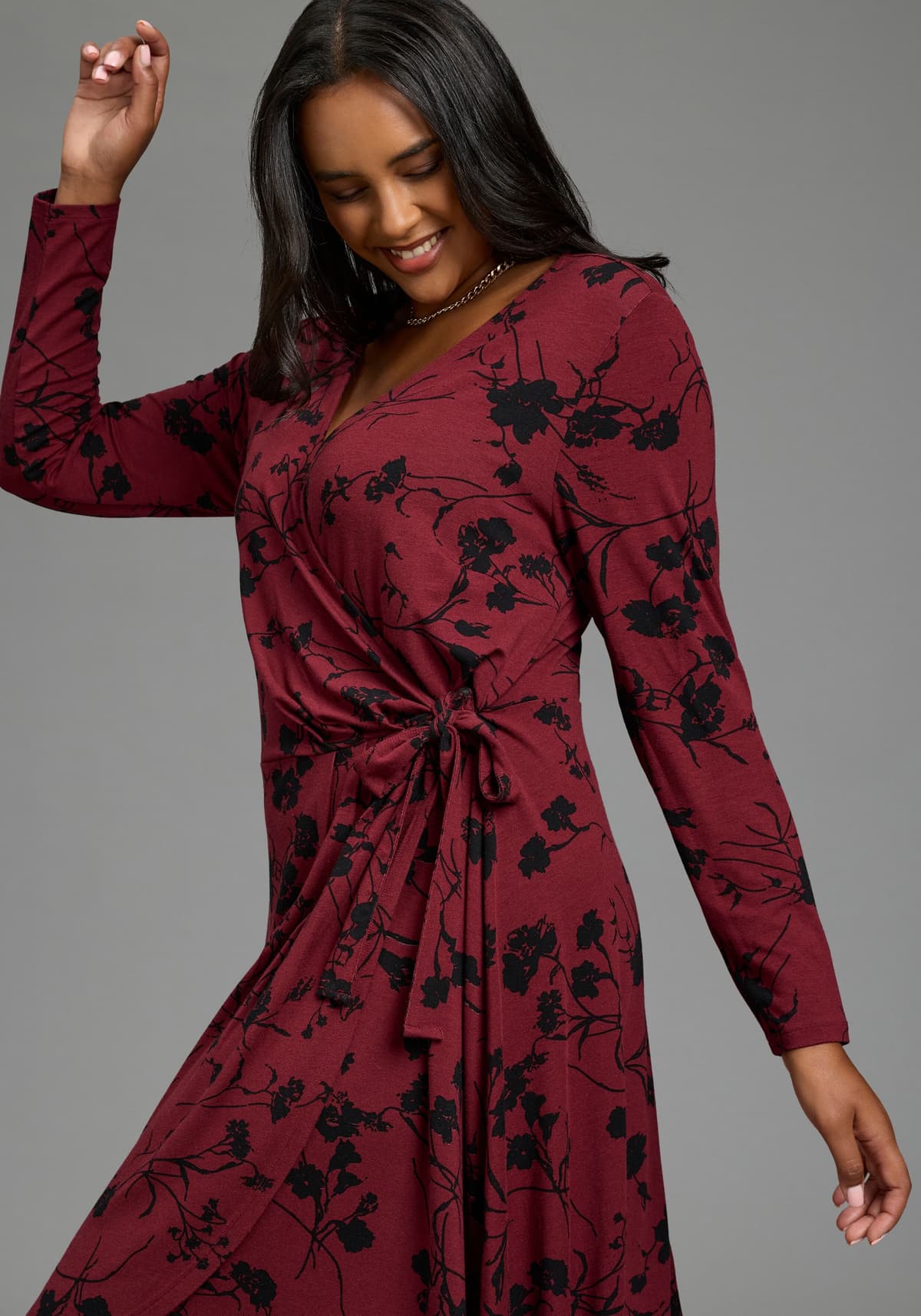 Wickelkleid LAURA SCOTT CURVE "Große Größen", Damen, Gr. 50, N-Gr, Langarm, Jersey, rot (bordeaux, geblümt), Jersey, Obermaterial: 95% Viskose, 5% Elasthan, geblümt, tailliert knielang, V-Ausschnitt, Kleider Wickelkleid, in großen Größen, aus elastischer 