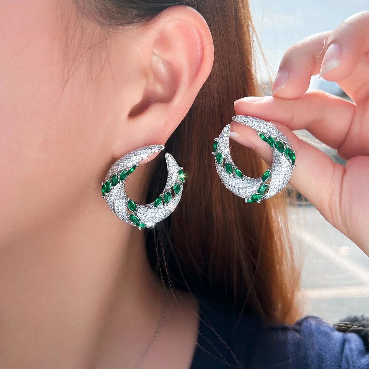 Pera CZ Pera  Fashion Green White Zirconia Big Circle Dangle Earrings Bridal Engagement Jewelry for Women Fashion Accessory DE016