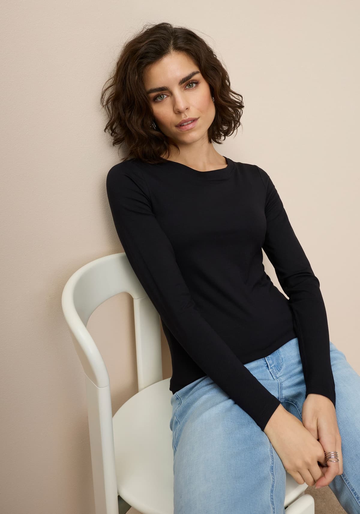 Langarmshirt TAMARIS "aus elastischer Viskosemischung, figurbetonte Passform", Damen, Gr. 34, schwarz, Jersey, Obermaterial: 95% Viskose, 5% Elasthan, unifarben, Basic, sehr figurbetont hüftlang, Rundhals, Shirts Langarmshirt, langärmliges Basicshirt mit 