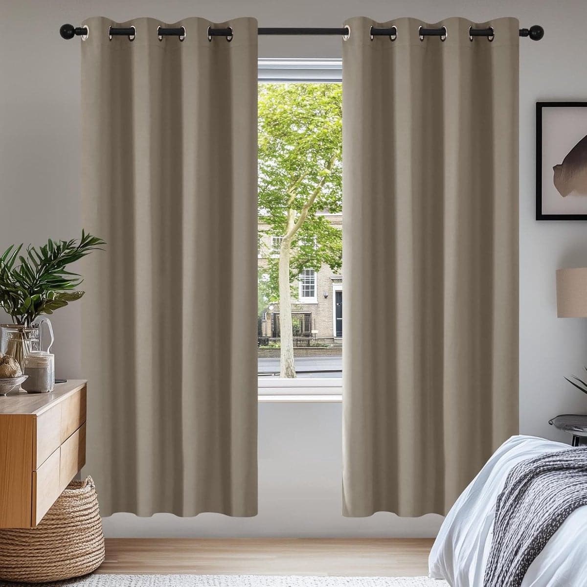 Verduisterende gordijnen in taupe voor isolatie en privacy, 140 x 175 cm