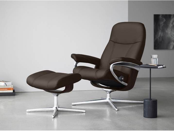 Relaxsessel STRESSLESS Consul , braun (braun batick), B:82cm H:102cm T:72cm, Leder BATICK: BATICK ist ein leicht korrigiertes, durchgefärbtes und genarbtes Möbelleder, bei dem die meisten Unebenheiten und Spuren in der Regel entfernt wurden., Sessel, Relaxsessel, mit Hocker, mit Cross Base, Größe S, M & L, Holzakzent Braun